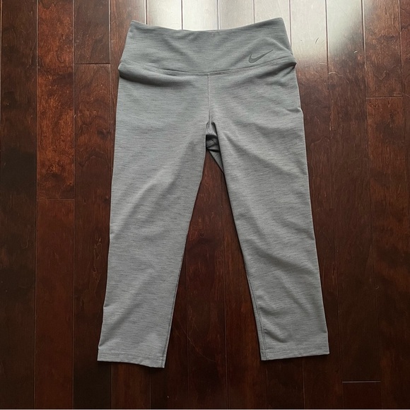 Nike Women’s Legendary Capri Workout Leggings Gray Size Medium - Picture 1 of 5